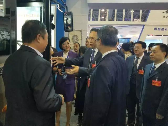 安徽省委書記李錦斌，代省長李國英一行蒞臨躍迪集團旗下安達爾汽車展位參觀指導