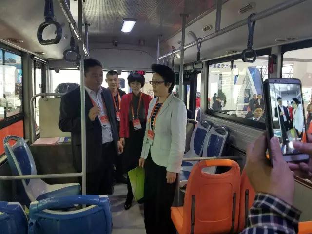 安徽省委書記李錦斌，代省長李國英一行蒞臨躍迪集團旗下安達爾汽車展位參觀指導