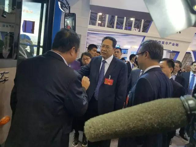 安徽省委書記李錦斌，代省長李國英一行蒞臨躍迪集團旗下安達爾汽車展位參觀指導