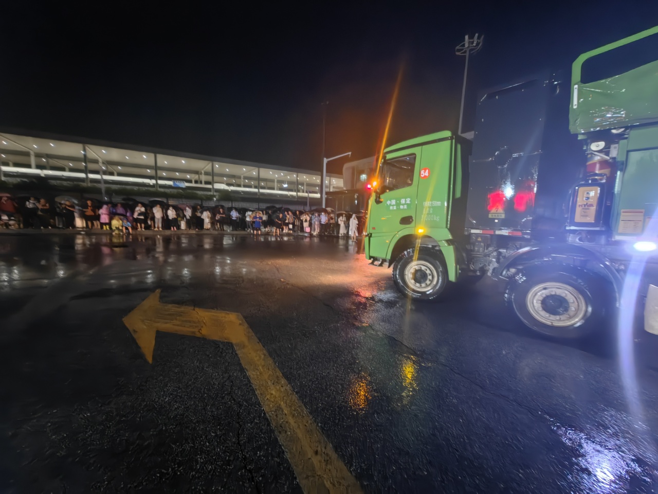 昨晚保定市強降暴雨丨躍迪汽車保定分公司，連夜出動70臺新能源渣土車參與保定市救援工作