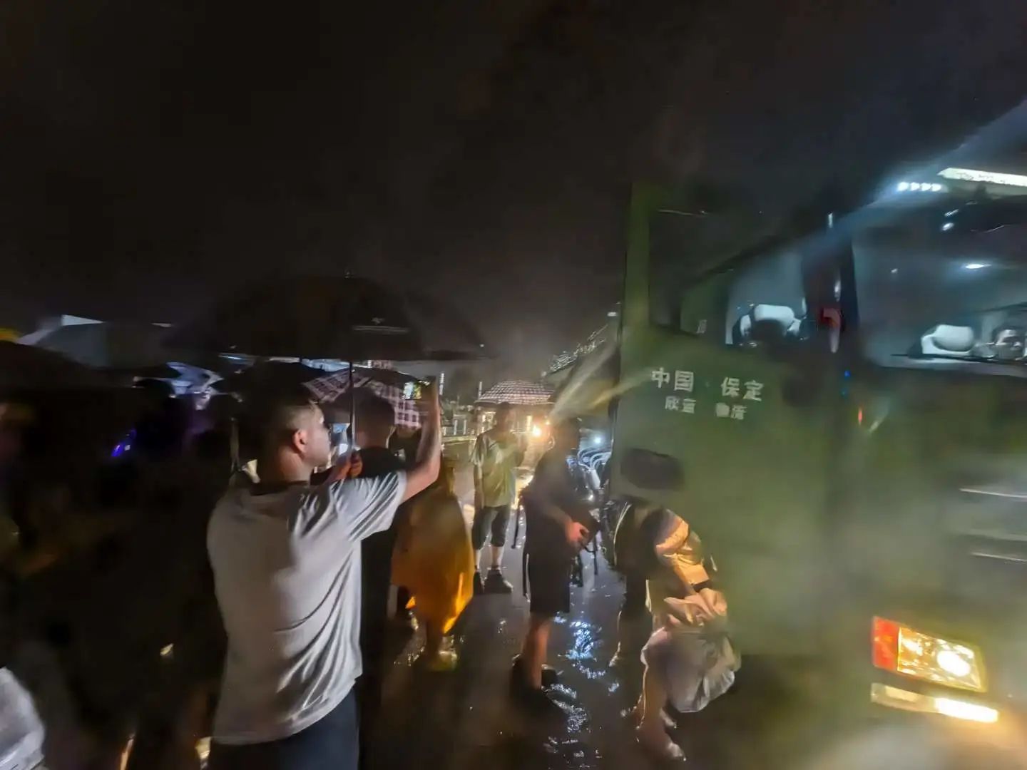 昨晚保定市強降暴雨丨躍迪汽車保定分公司，連夜出動70臺新能源渣土車參與保定市救援工作