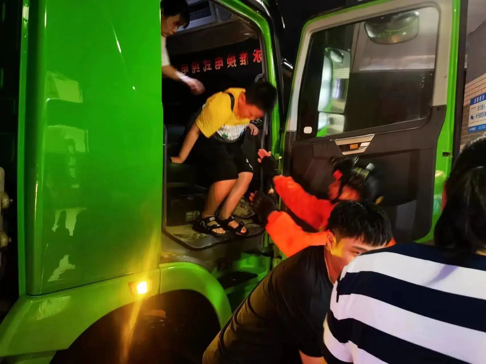 昨晚保定市強降暴雨丨躍迪汽車保定分公司，連夜出動70臺新能源渣土車參與保定市救援工作