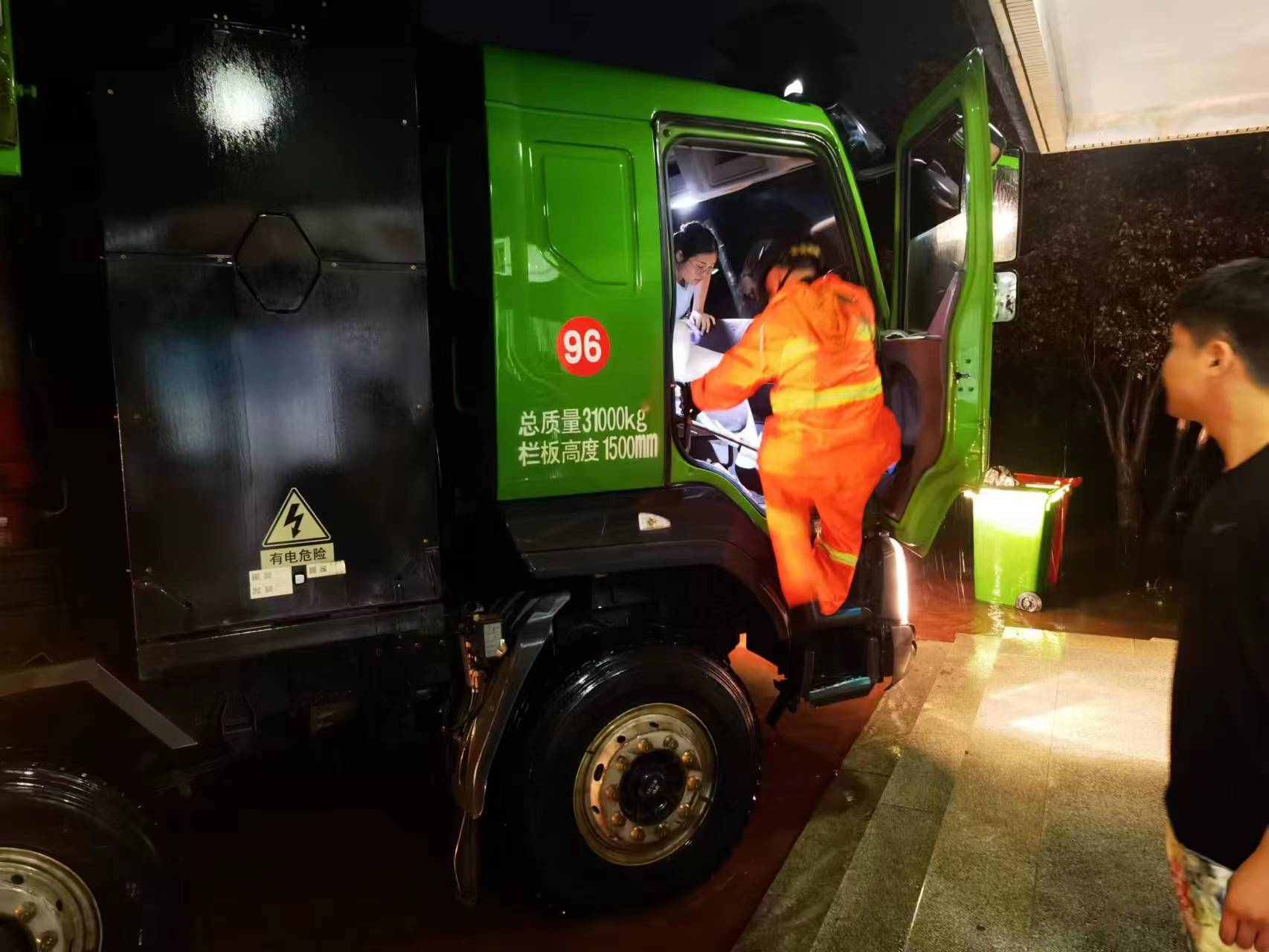 昨晚保定市強降暴雨丨躍迪汽車保定分公司，連夜出動70臺新能源渣土車參與保定市救援工作
