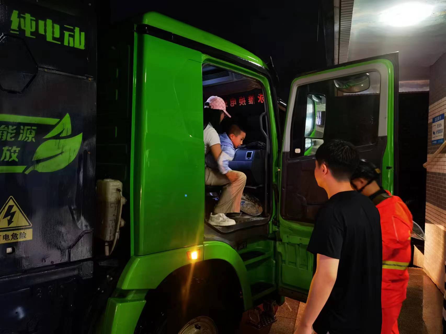 昨晚保定市強降暴雨丨躍迪汽車保定分公司，連夜出動70臺新能源渣土車參與保定市救援工作
