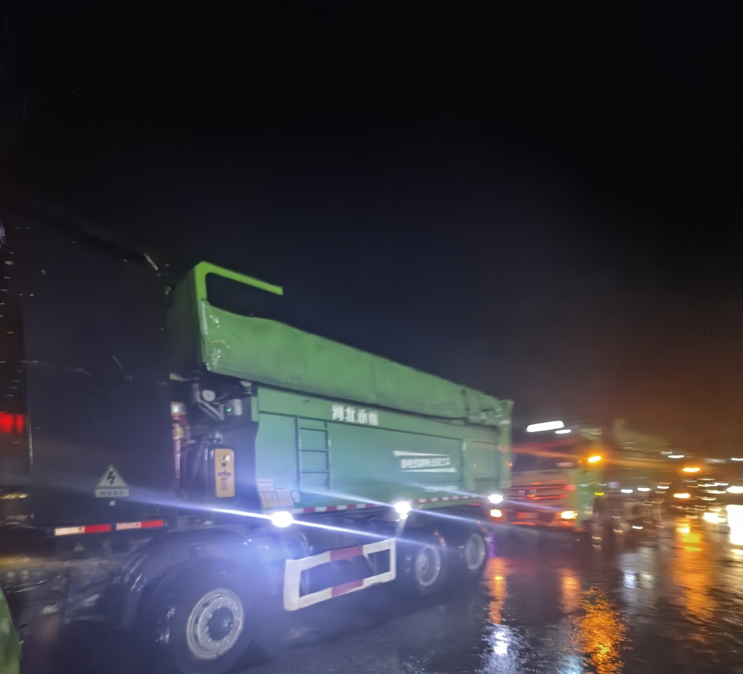 昨晚保定市強降暴雨丨躍迪汽車保定分公司，連夜出動70臺新能源渣土車參與保定市救援工作