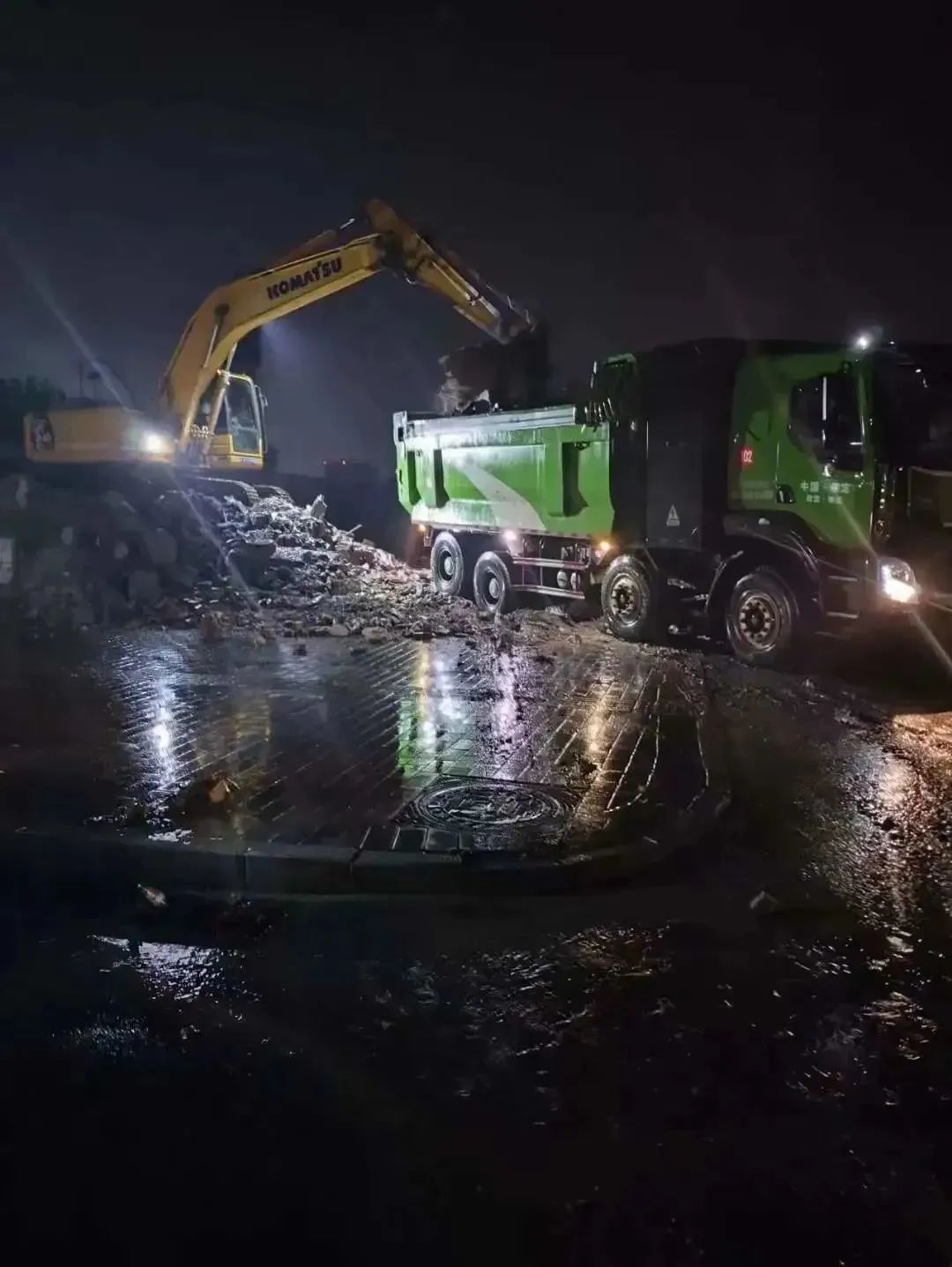 昨晚保定市強降暴雨丨躍迪汽車保定分公司，連夜出動70臺新能源渣土車參與保定市救援工作