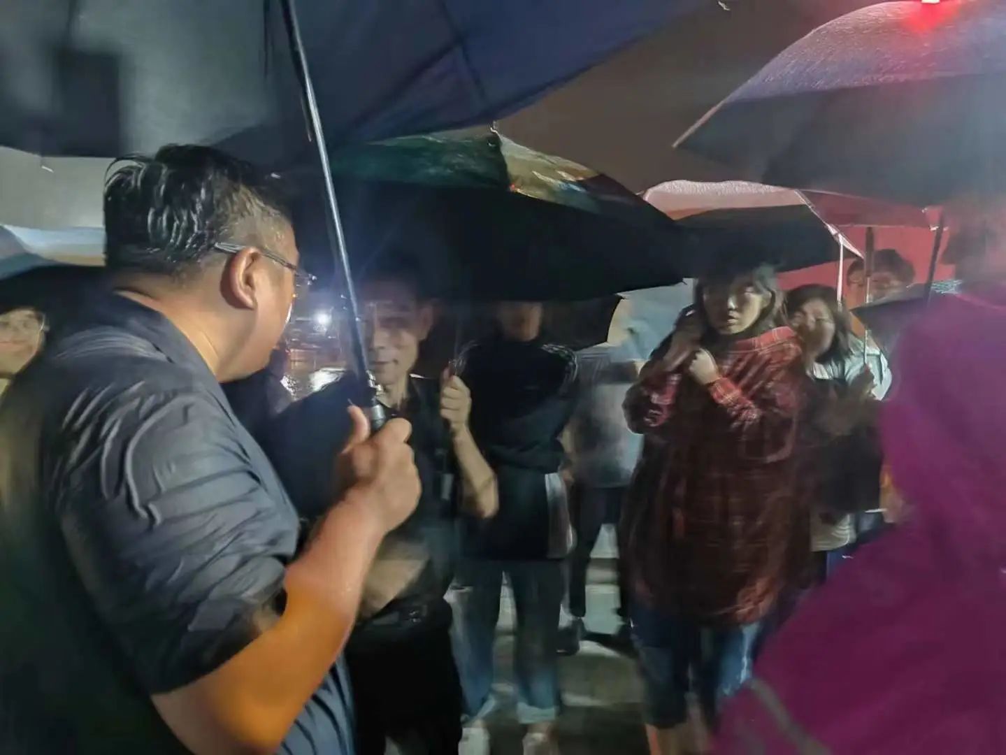 昨晚保定市強降暴雨丨躍迪汽車保定分公司，連夜出動70臺新能源渣土車參與保定市救援工作
