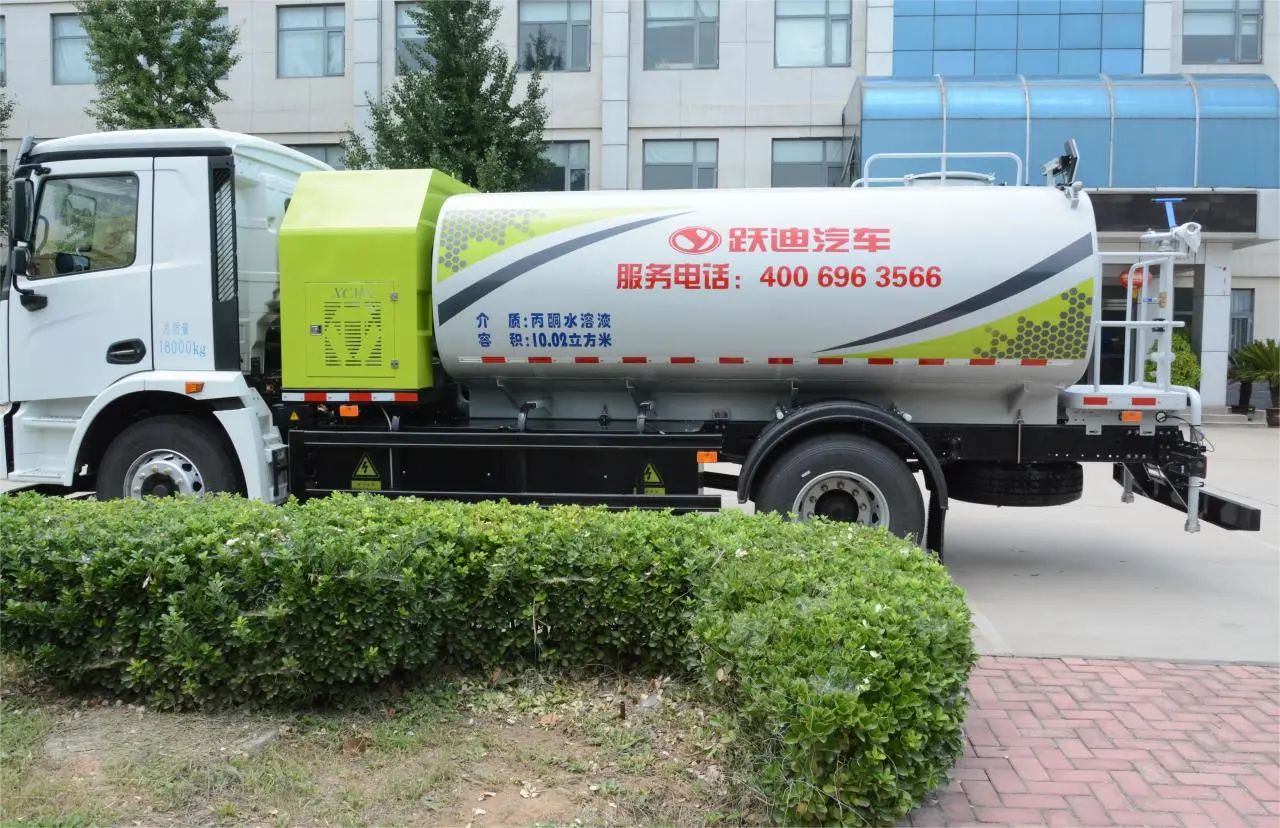 夏日降溫好幫手-躍迪集團(tuán)新能源灑水車(chē)、新能源綠化噴灑車(chē)發(fā)車(chē)