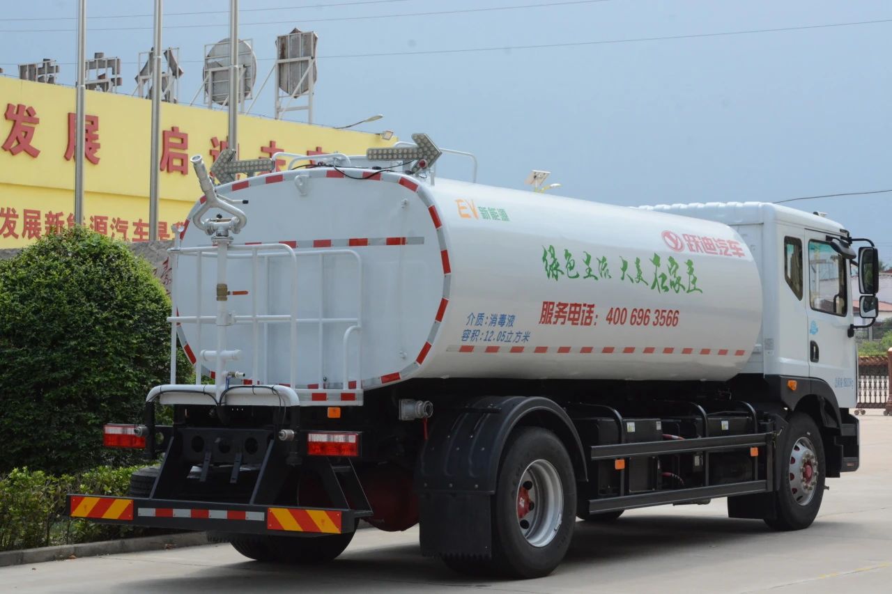 夏日降溫好幫手-躍迪集團(tuán)新能源灑水車(chē)、新能源綠化噴灑車(chē)發(fā)車(chē)
