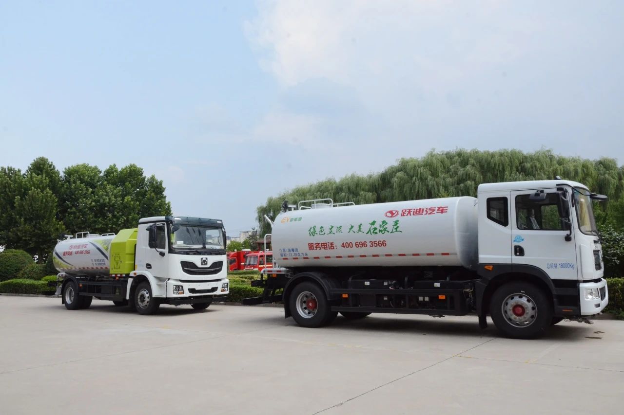 夏日降溫好幫手-躍迪集團(tuán)新能源灑水車(chē)、新能源綠化噴灑車(chē)發(fā)車(chē)