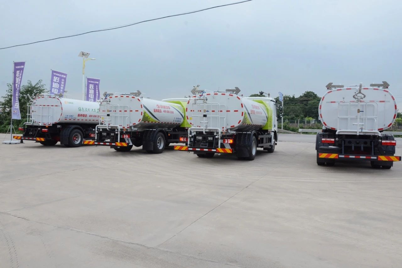 夏日降溫好幫手-躍迪集團(tuán)新能源灑水車(chē)、新能源綠化噴灑車(chē)發(fā)車(chē)