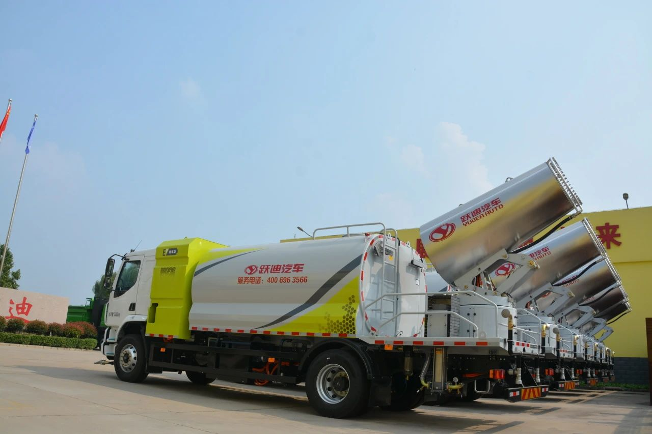 夏日降溫好幫手-躍迪集團(tuán)新能源灑水車(chē)、新能源綠化噴灑車(chē)發(fā)車(chē)