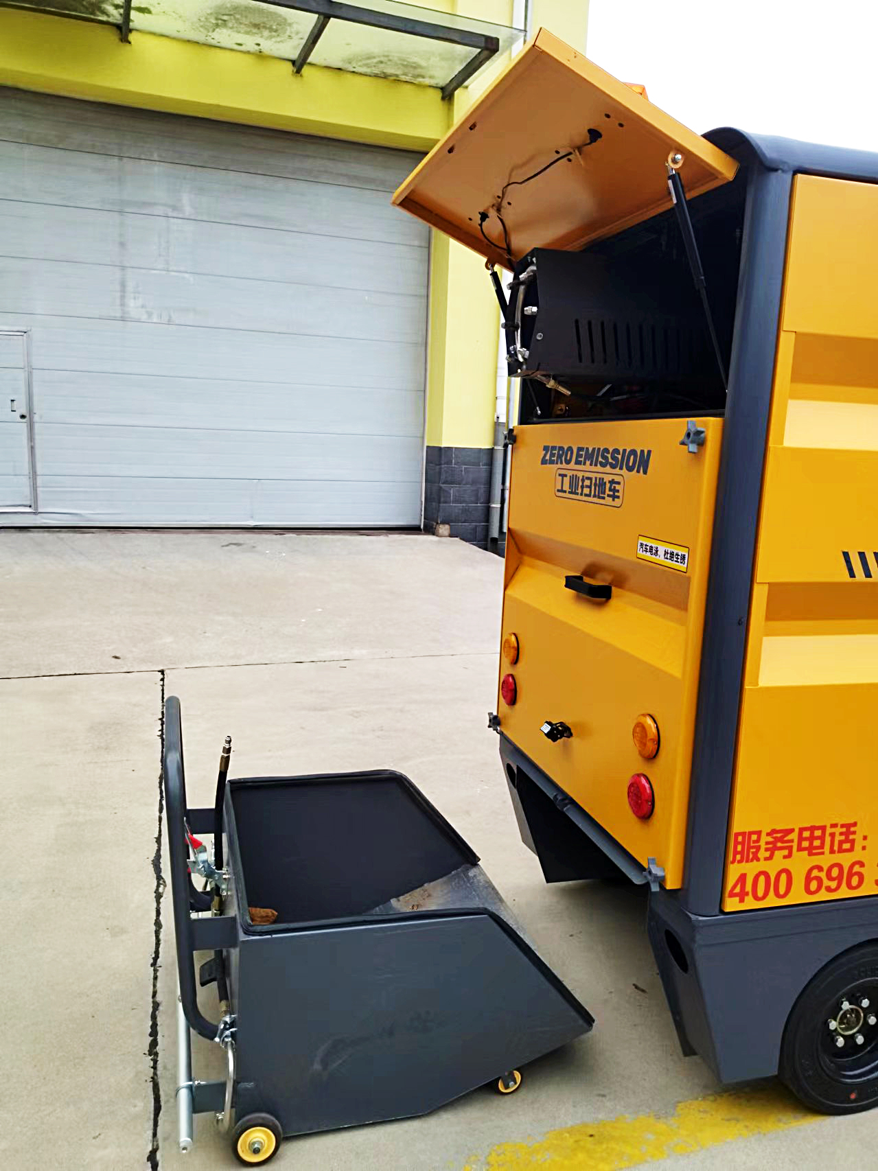 強(qiáng)力吸塵，高效清掃-躍迪小型清掃車